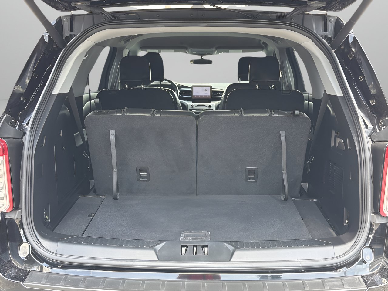Certified 2022 Ford Explorer XLT w/ Equipment Group 202A RWD image 8