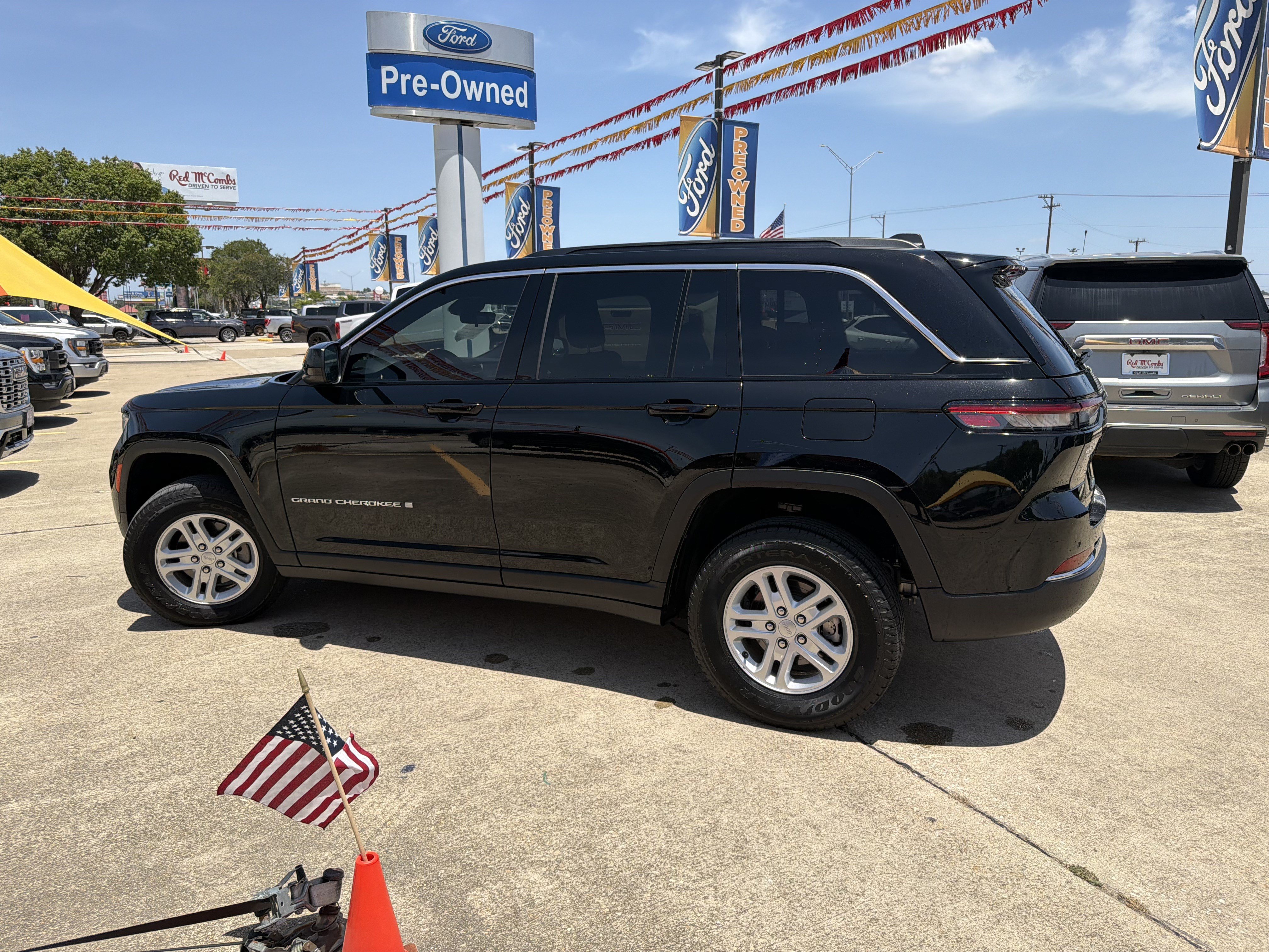 Used 2025 Jeep Grand Cherokee Laredo RWD image 9