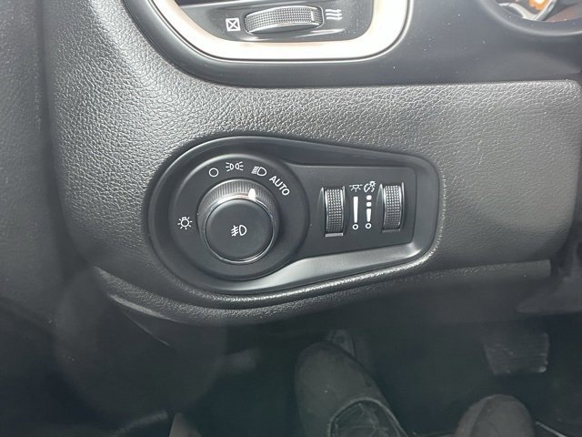 Used 2017 Jeep Renegade Latitude w/ Cold Weather Group image 22