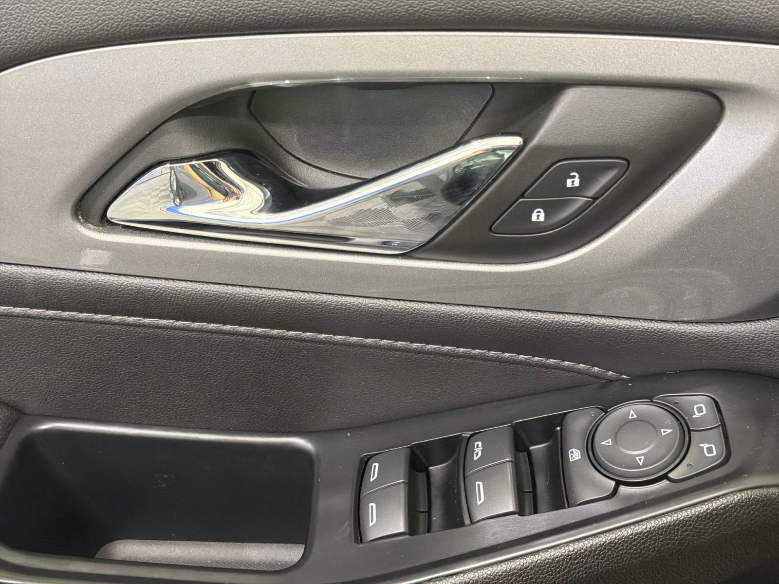 Used 2023 Chevrolet Traverse LT image 38