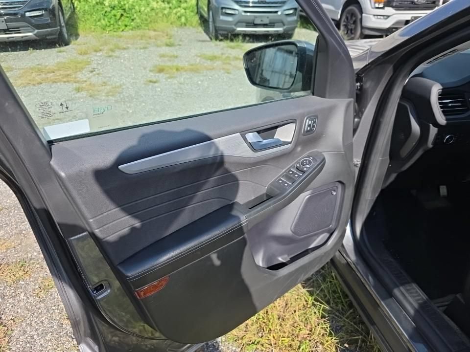 Certified 2023 Ford Escape SE w/ PHEV Premium Package FWD image 8