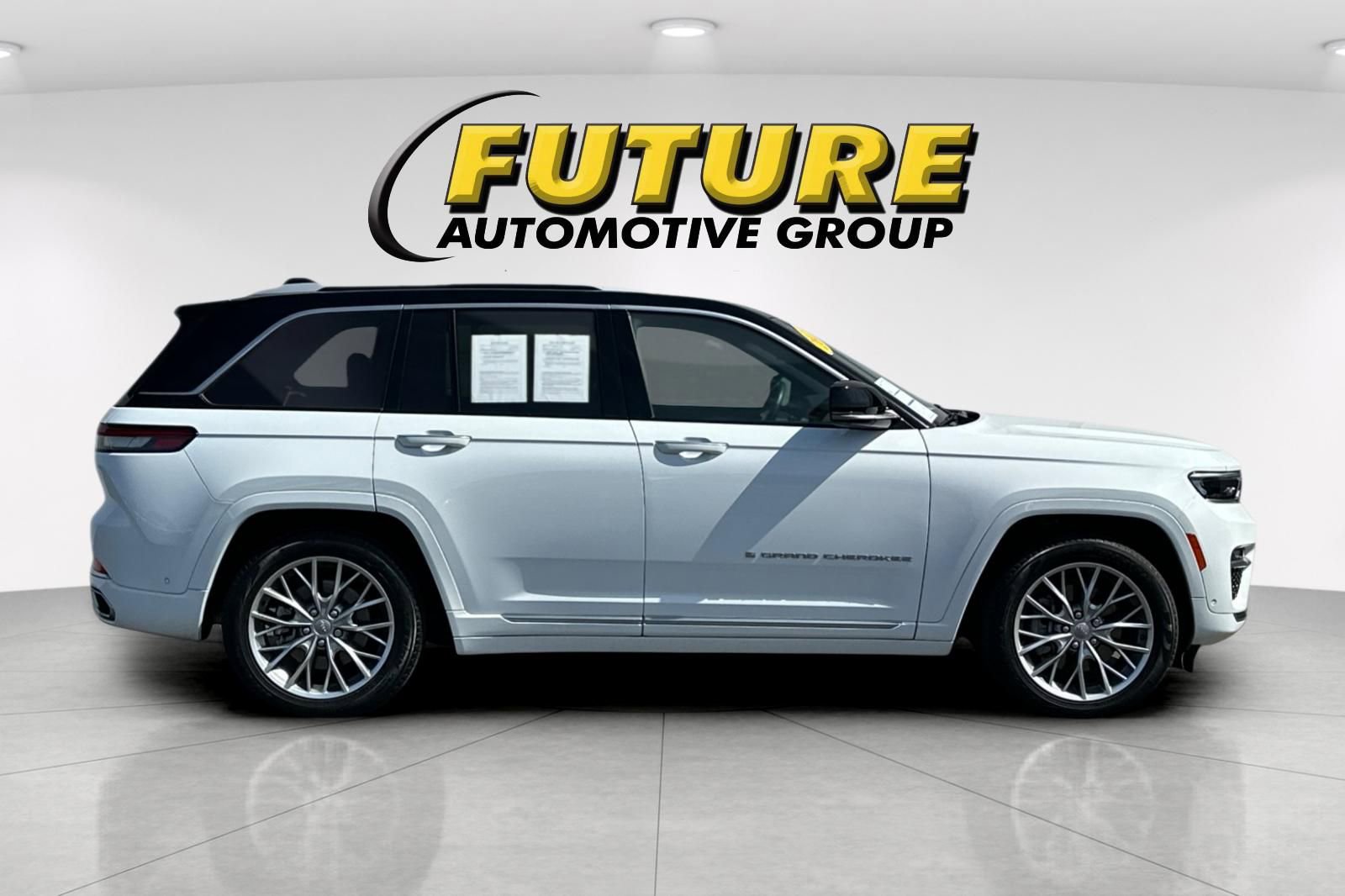Used 2022 Jeep Grand Cherokee Summit w/ Advanced Protech Group IV AWD/4WD image 2