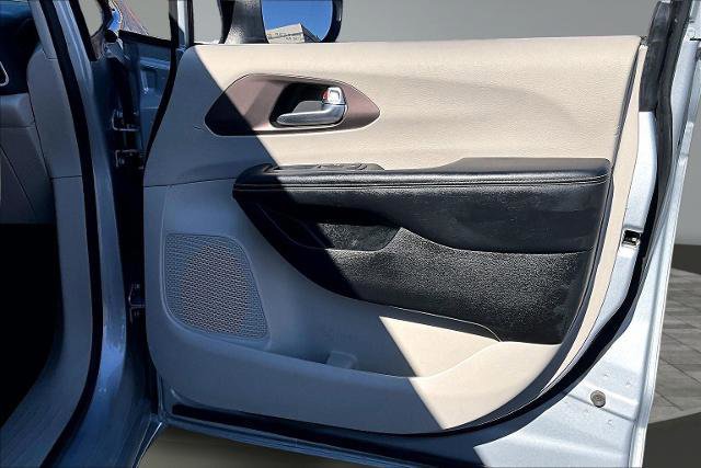 Used 2022 Chrysler Voyager LX image 26