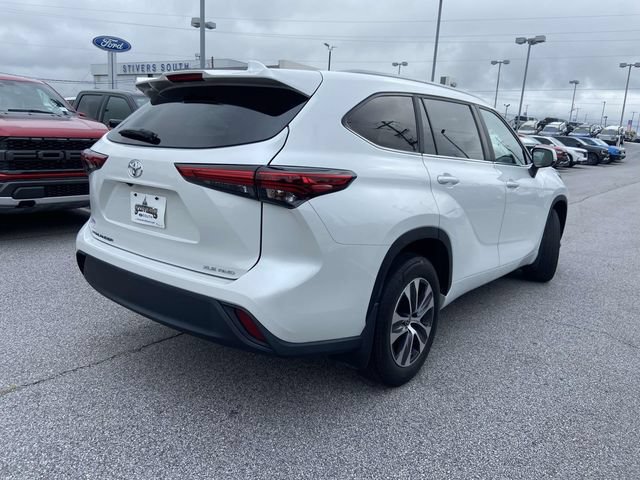 Used 2023 Toyota Highlander XLE AWD/4WD image 3
