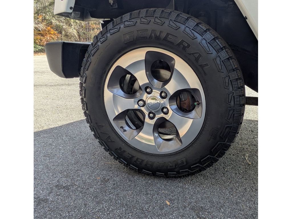 Used 2017 Jeep Wrangler Unlimited Sahara w/ Connectivity Group image 29