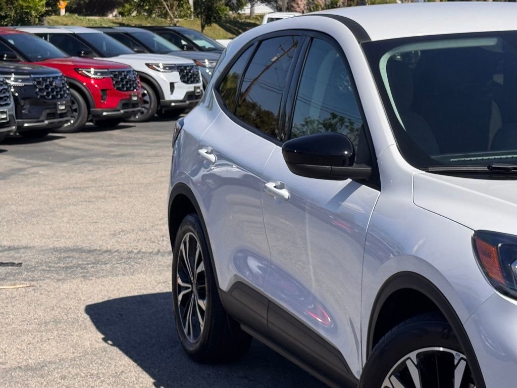 Certified 2022 Ford Escape SE w/ SE Sport Appearance Package image 5