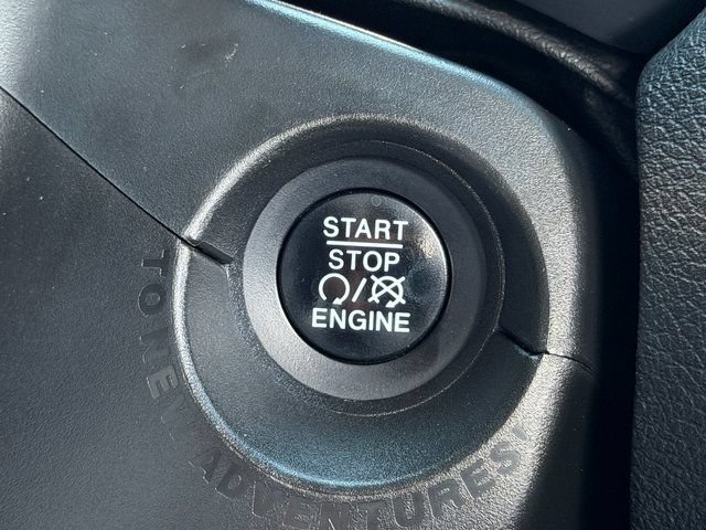 Used 2017 Jeep Renegade Latitude AWD/4WD image 35