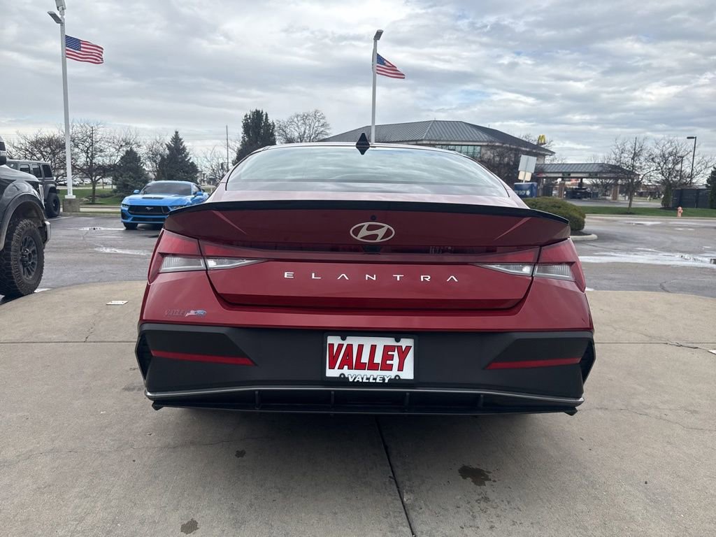 Used 2025 Hyundai Elantra Sport image 13