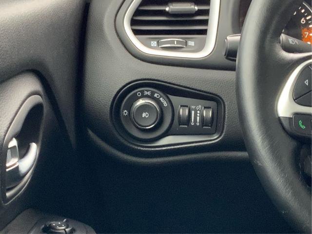 Used 2018 Jeep Renegade Latitude w/ Cold Weather Group image 21