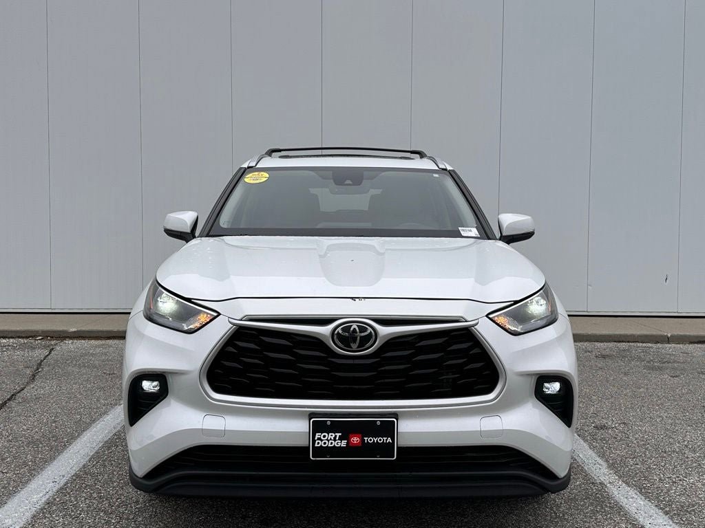 Used 2022 Toyota Highlander XLE AWD/4WD image 10