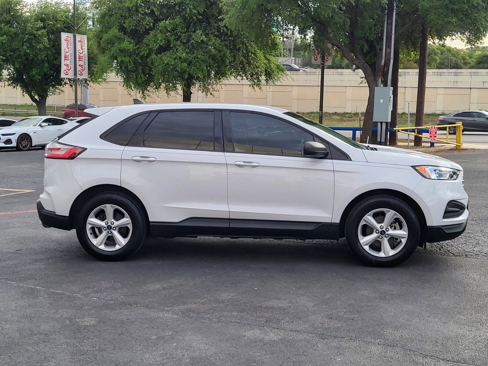 Certified 2020 Ford Edge SE image 2