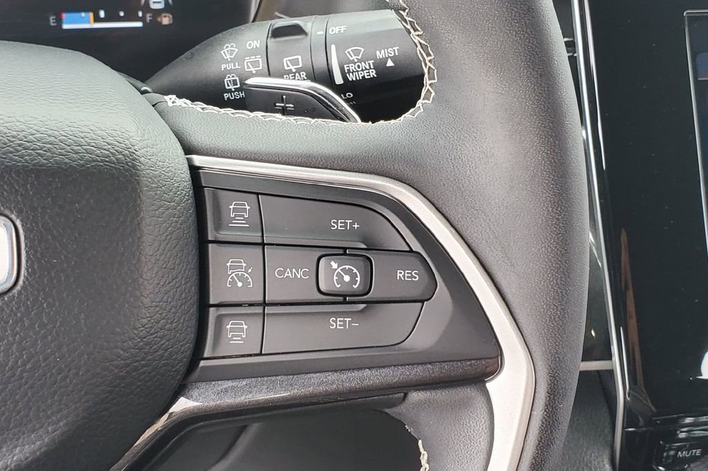 Used 2023 Jeep Grand Cherokee Altitude RWD image 8