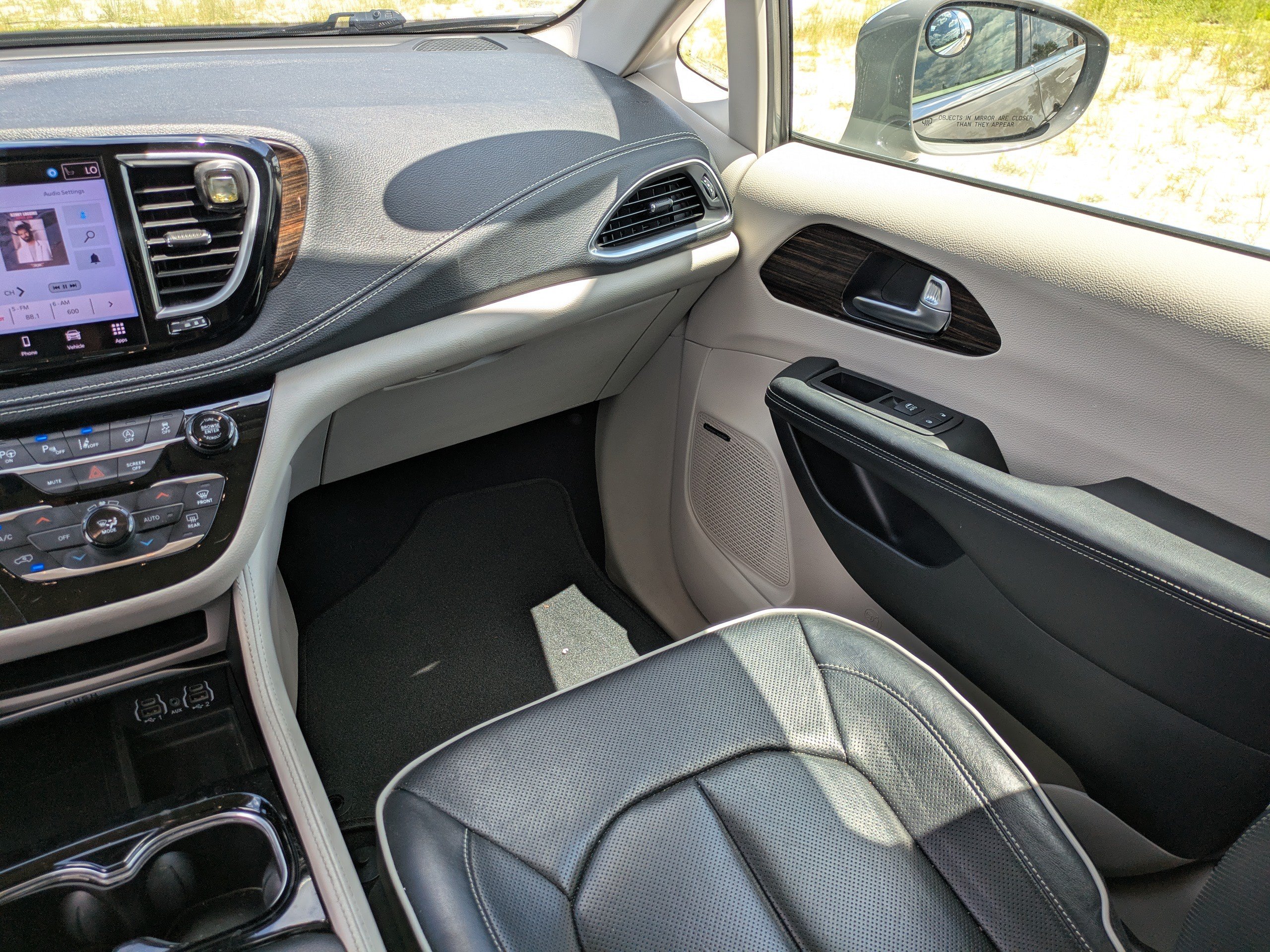 Used 2022 Chrysler Pacifica Limited FWD image 16
