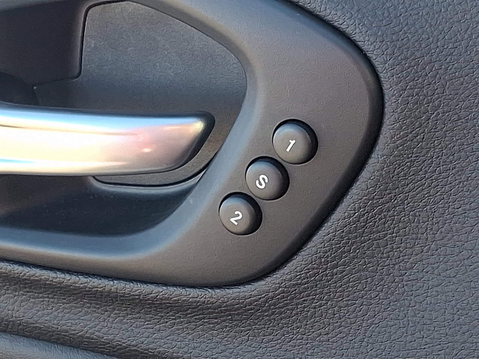 Used 2019 Jeep Cherokee Limited image 25