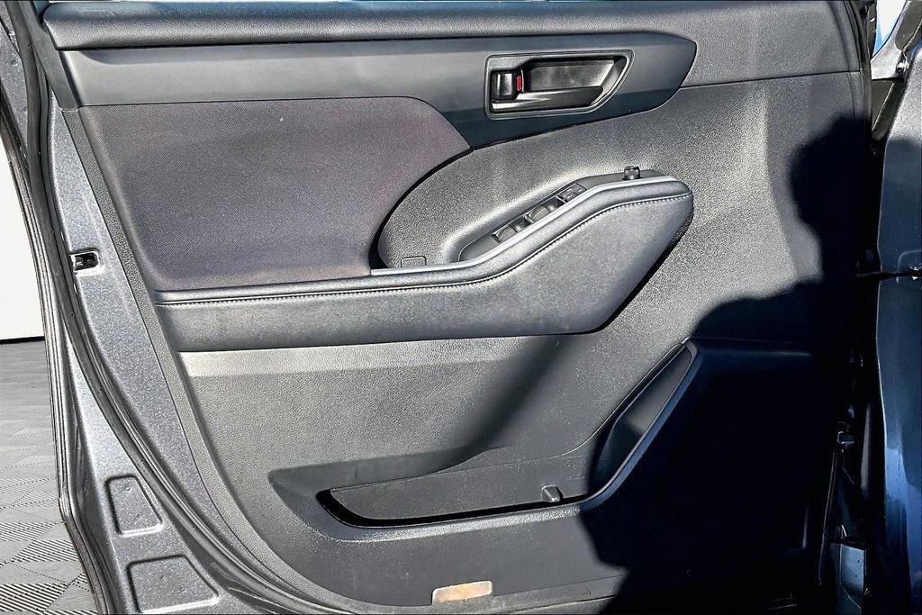 Used 2024 Toyota Highlander LE FWD image 22