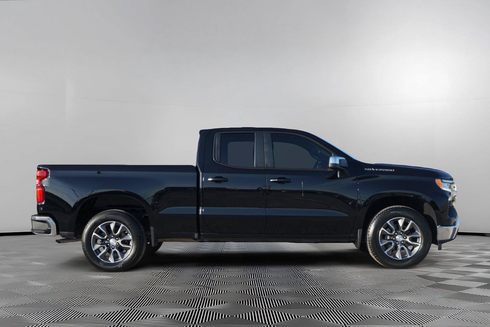 Used 2024 Chevrolet Silverado 1500 LT RWD image 4