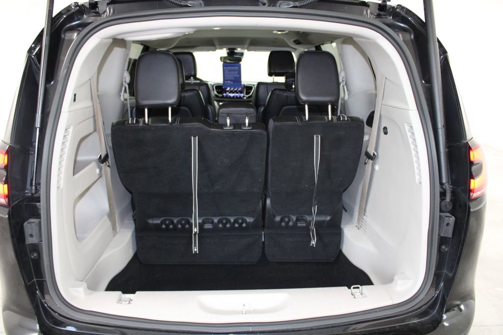 Used 2024 Chrysler Pacifica Touring-L image 16