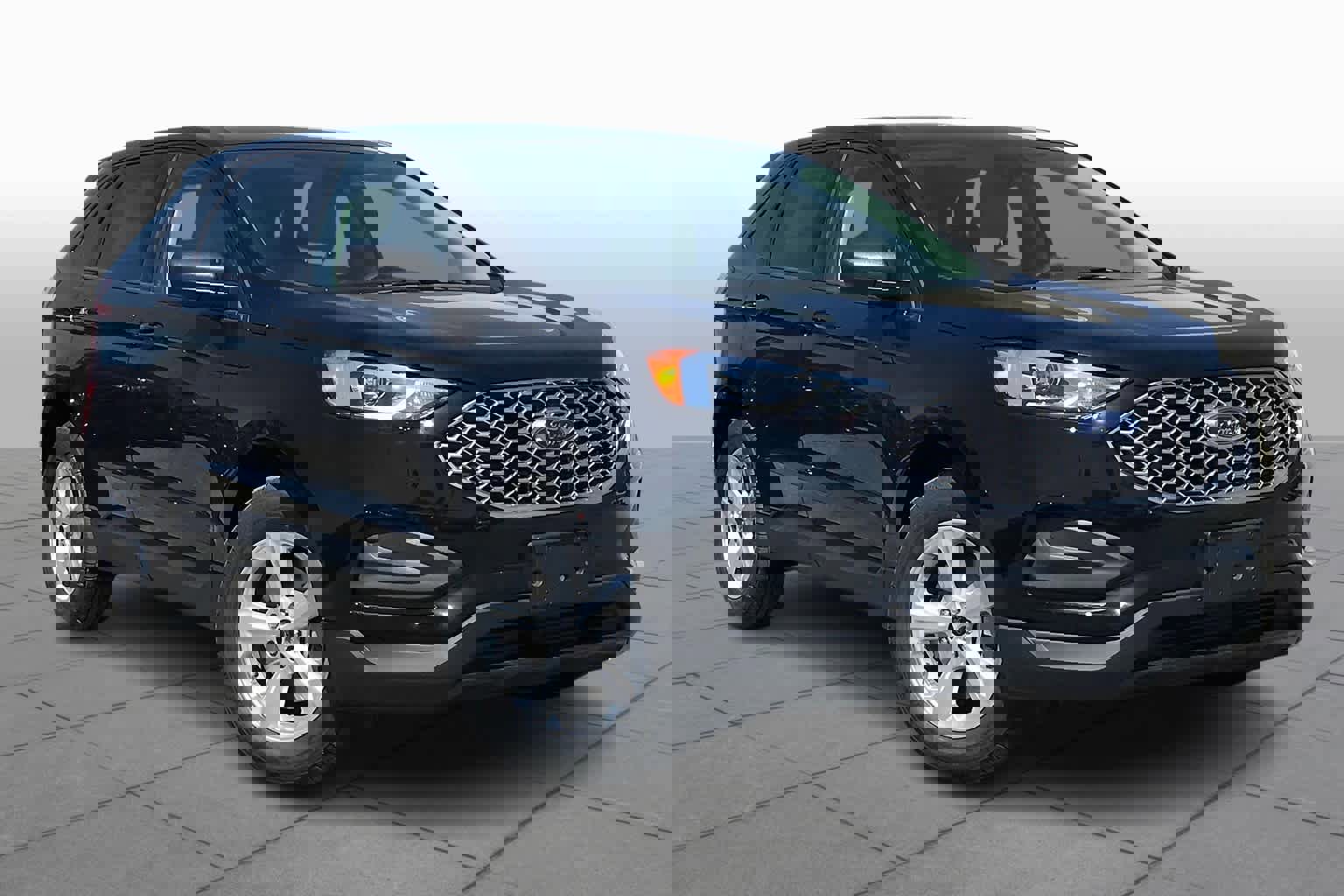 Certified 2024 Ford Edge SE image 2