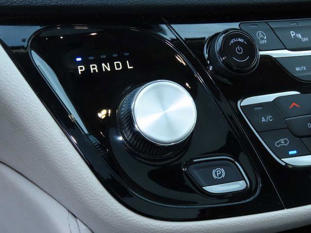 Used 2023 Chrysler Pacifica Limited image 32