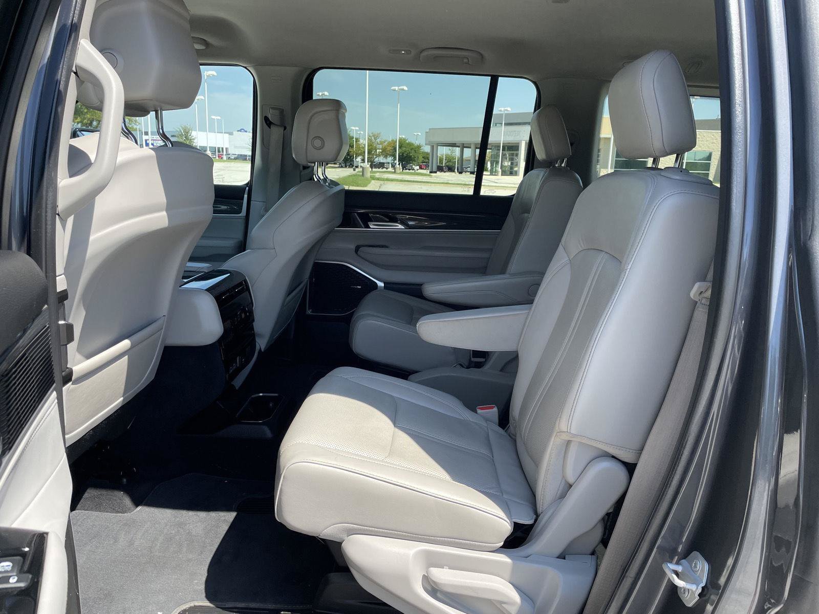 Used 2022 Jeep Wagoneer Series III w/ Flexible Seating Group AWD/4WD image 20