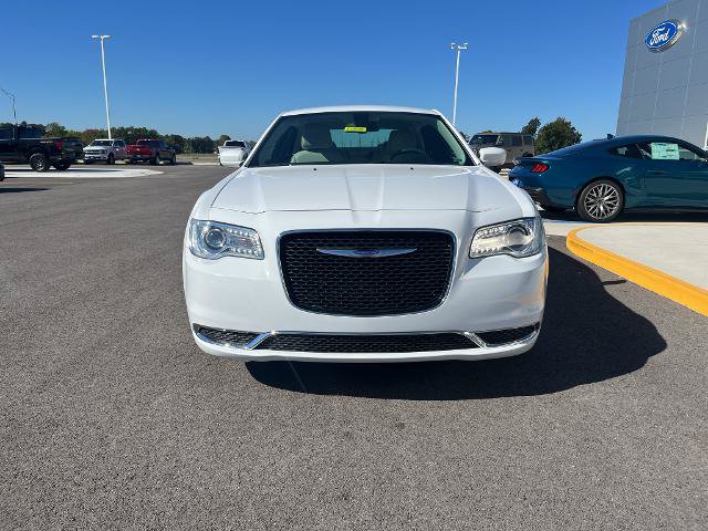 Used 2020 Chrysler 300 Touring RWD image 2