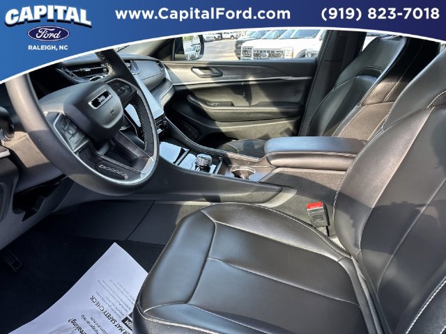 Used 2025 Jeep Grand Cherokee L Limited w/ Black Appearance Package AWD/4WD image 19