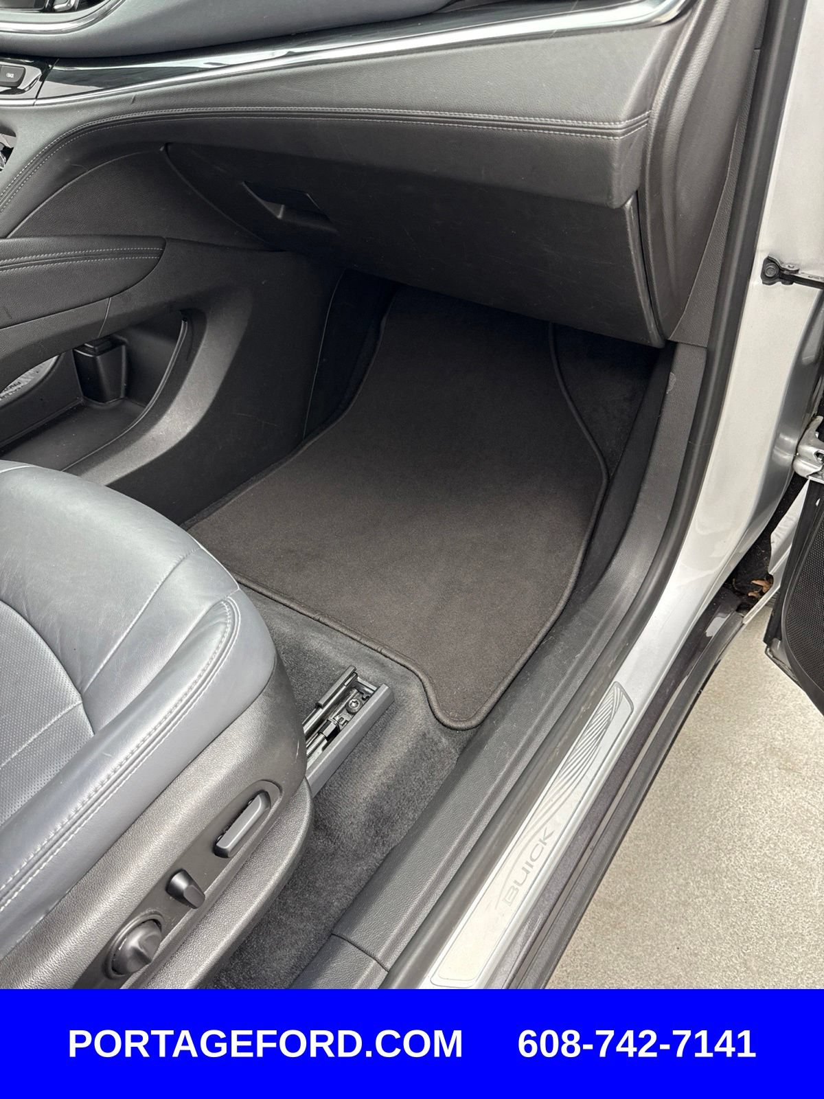 Used 2021 Buick Enclave Essence FWD image 27