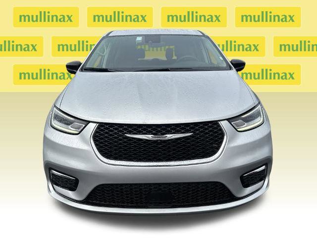 Used 2024 Chrysler Pacifica Touring-L image 16