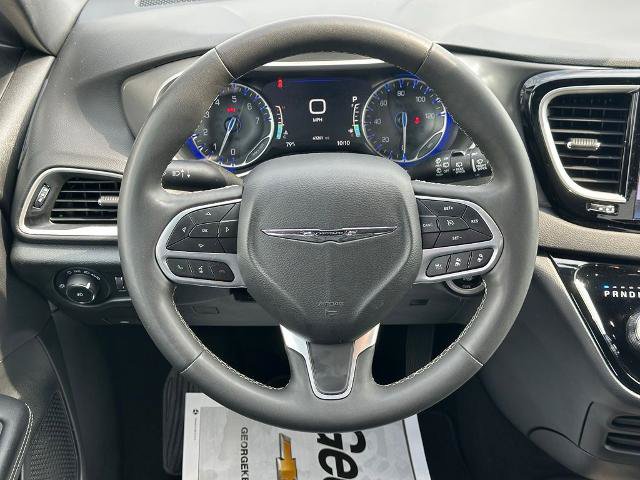 Used 2025 Chrysler Pacifica Select FWD image 7
