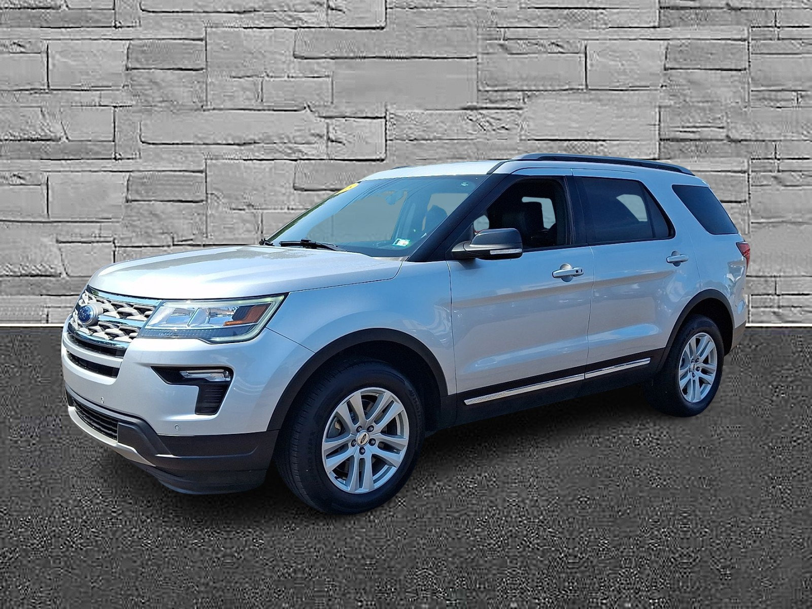 Certified 2018 Ford Explorer XLT w/ Equipment Group 202A AWD/4WD image 5