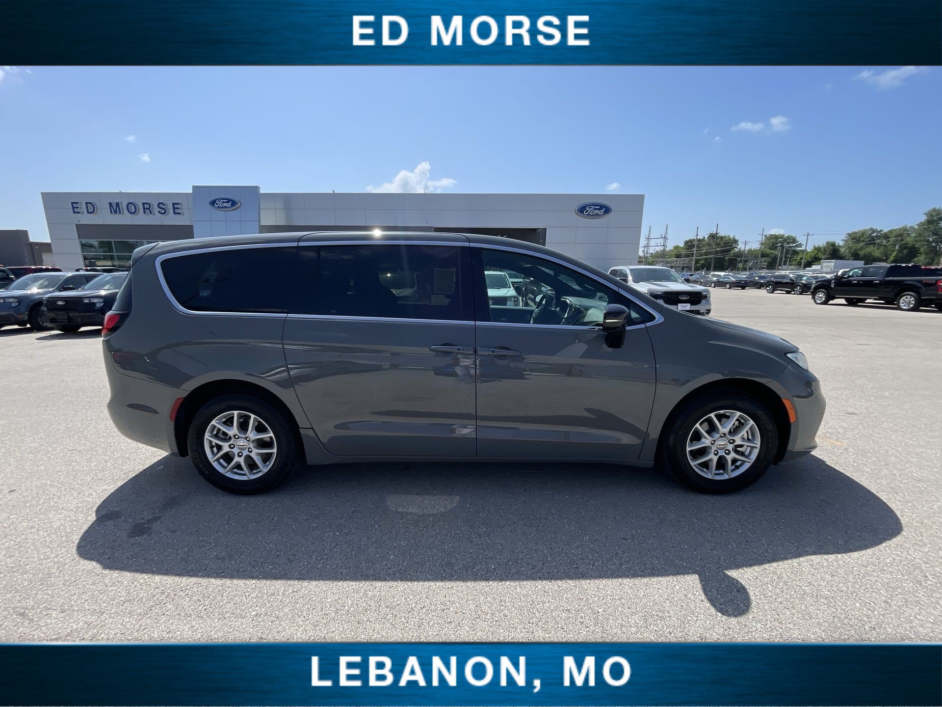Used 2025 Chrysler Pacifica Select FWD image 9