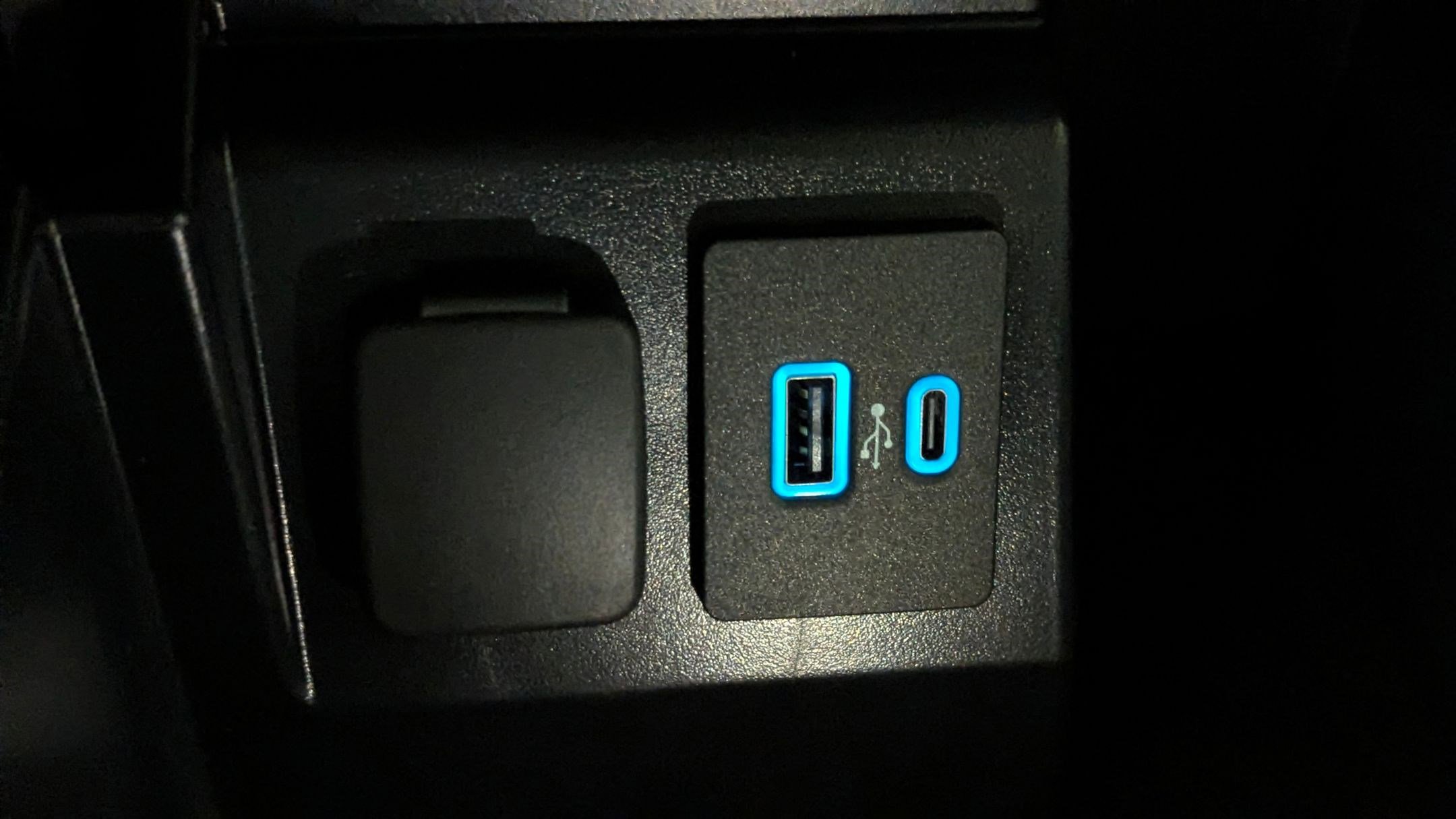 Certified 2022 Ford Explorer XLT w/ Equipment Group 202A image 27