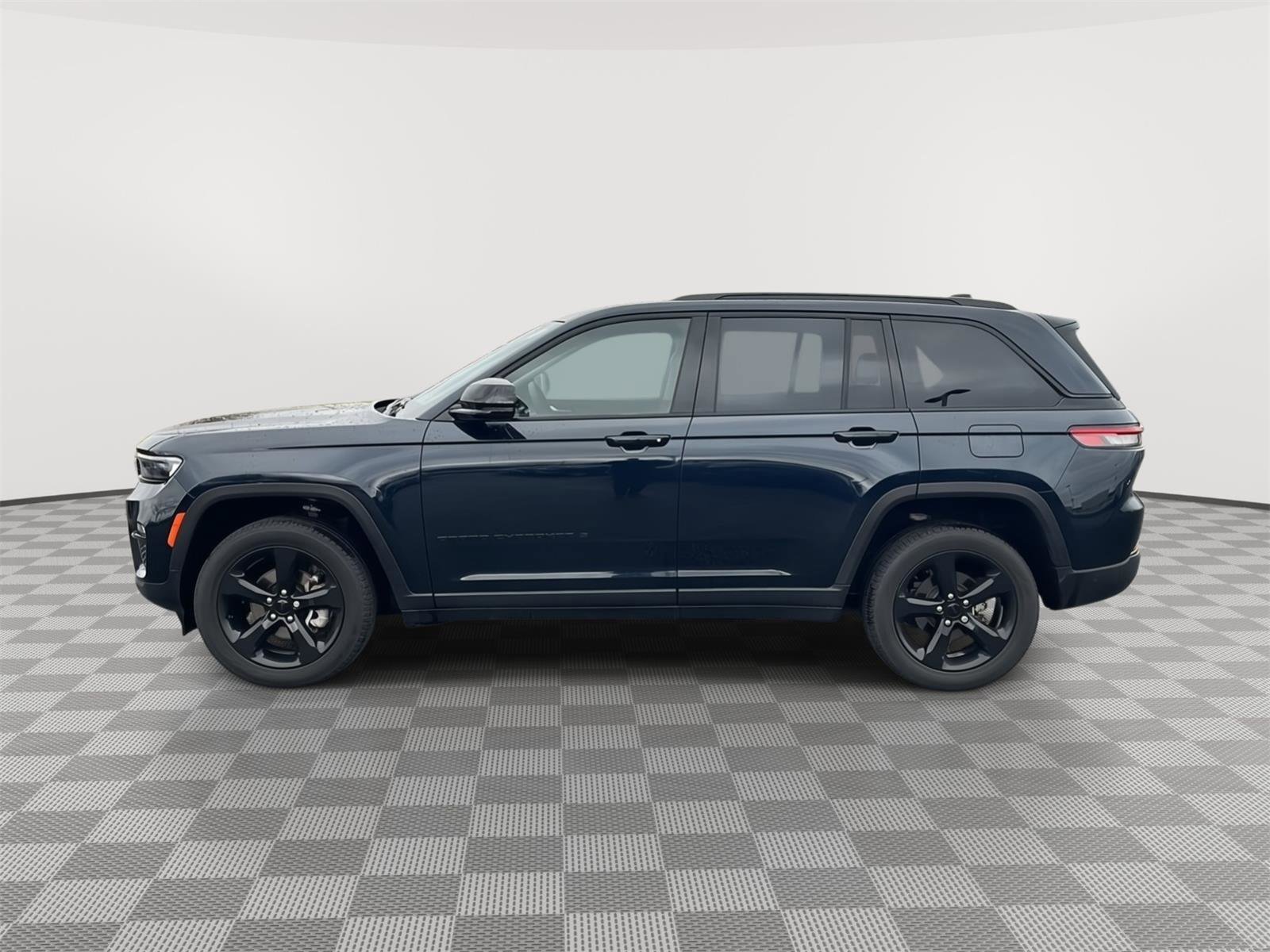 Used 2023 Jeep Grand Cherokee Limited w/ Black Appearance Package image 2