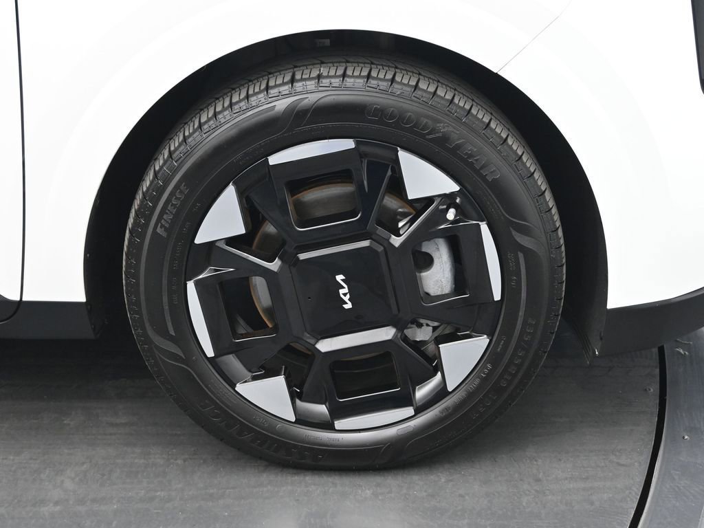 Used 2025 Kia Carnival EX image 25