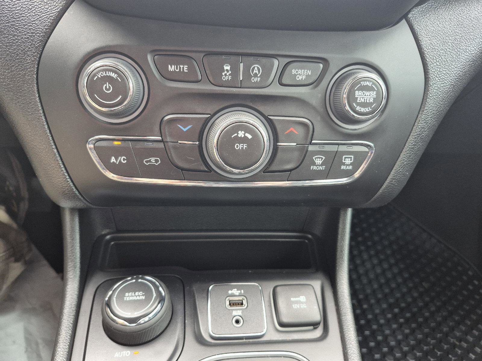 Used 2022 Jeep Cherokee Latitude AWD/4WD image 13