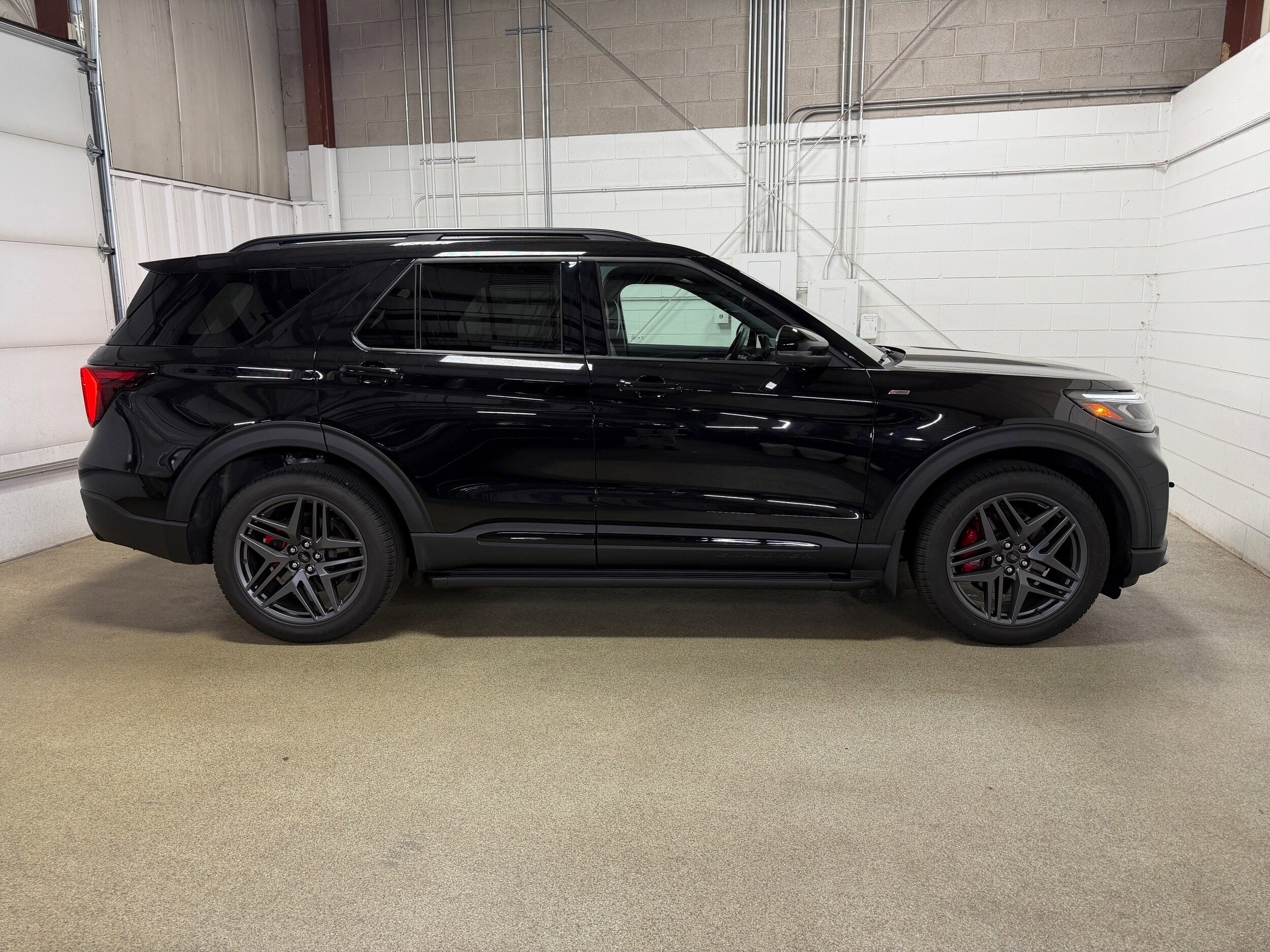 Certified 2025 Ford Explorer ST-Line w/ Premium Package AWD/4WD image 6