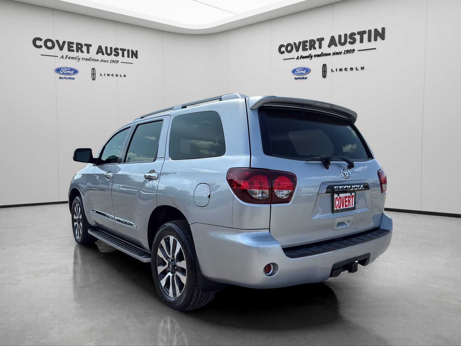 Used 2021 Toyota Sequoia Limited w/ Safety & Convenience Package AWD/4WD image 4