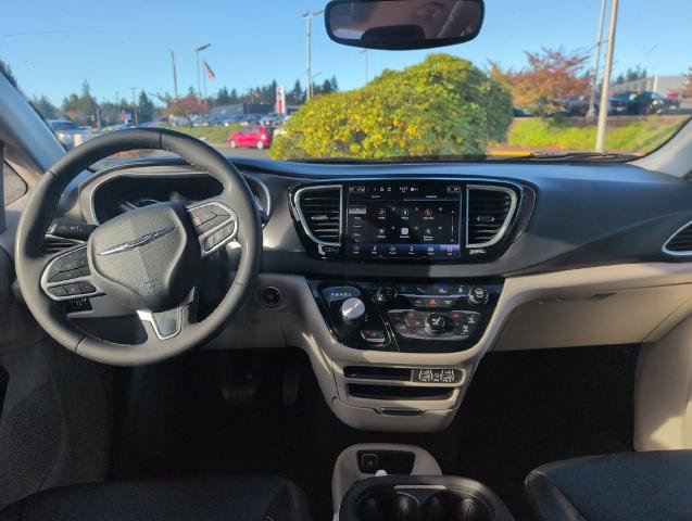 Used 2024 Chrysler Pacifica Touring-L FWD image 6