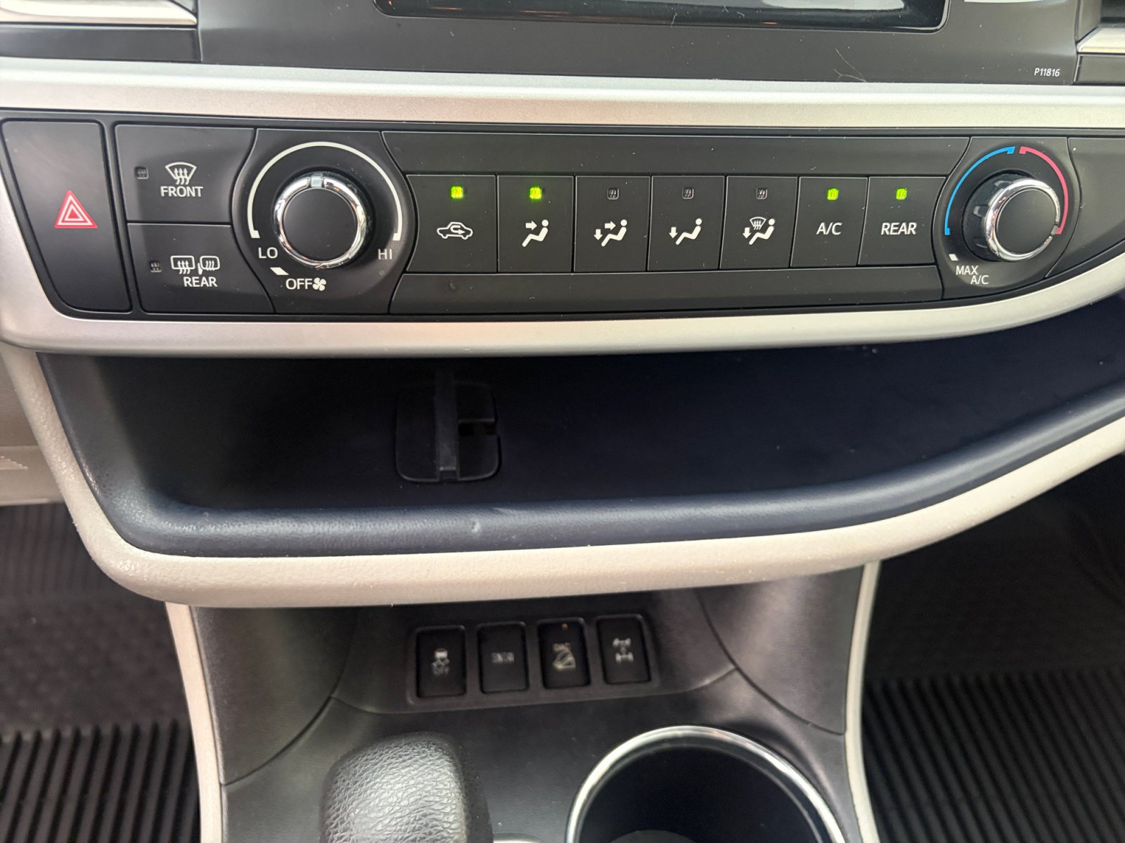 Used 2019 Toyota Highlander LE AWD/4WD image 14