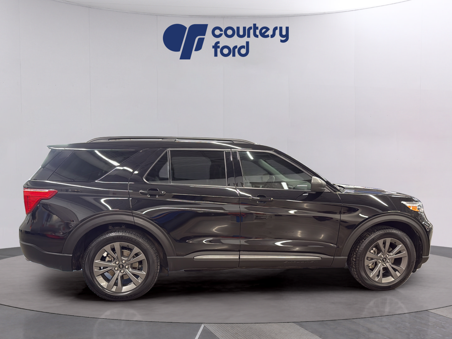 Certified 2021 Ford Explorer XLT w/ Equipment Group 202A AWD/4WD image 8