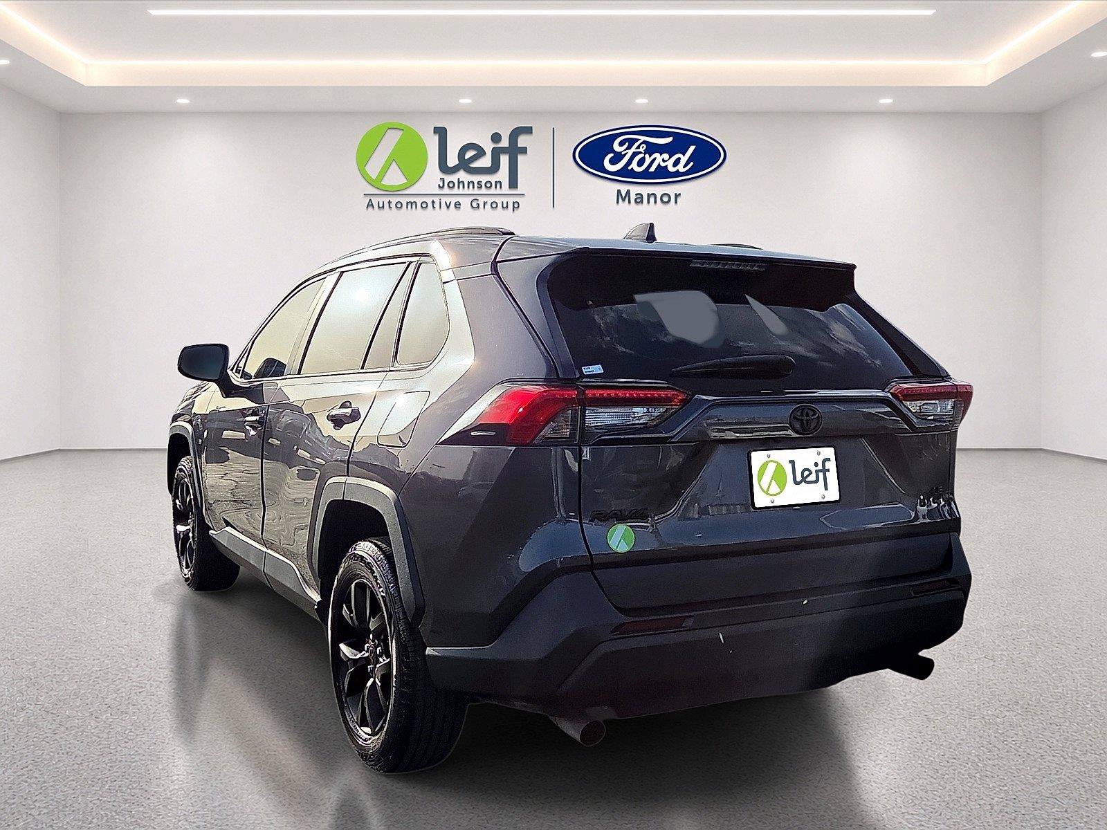 Used 2021 Toyota RAV4 LE FWD image 5