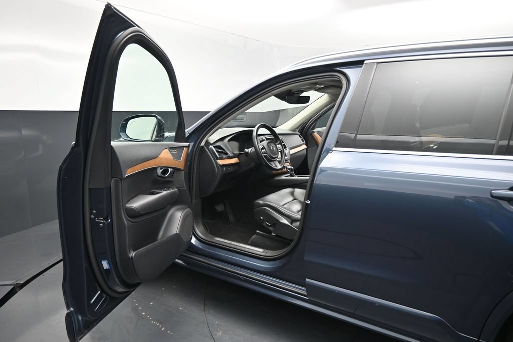 Used 2021 Volvo XC90 T5 Momentum w/ Protection Package Premier AWD/4WD image 8