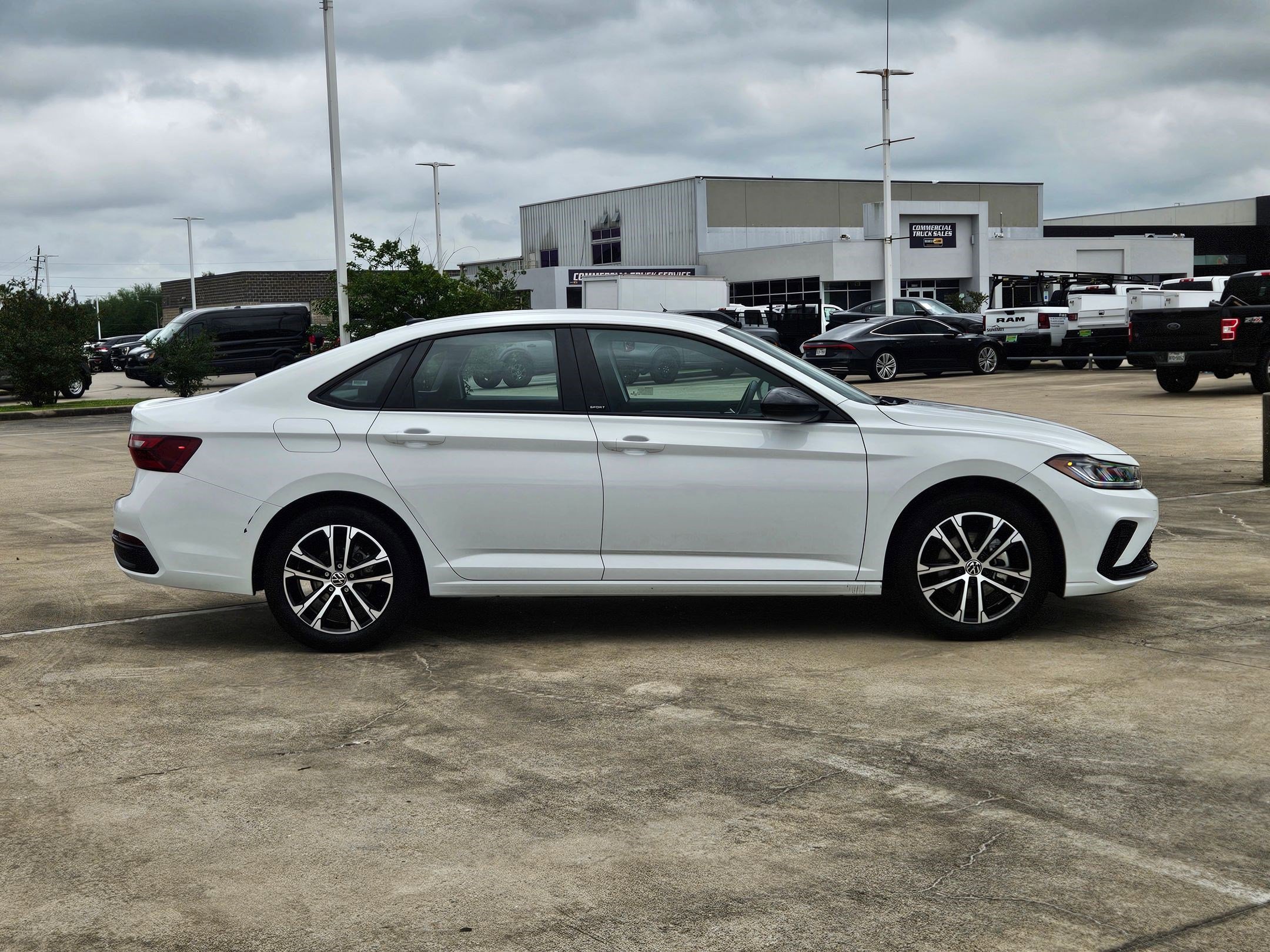 Used 2025 Volkswagen Jetta Sport FWD image 2