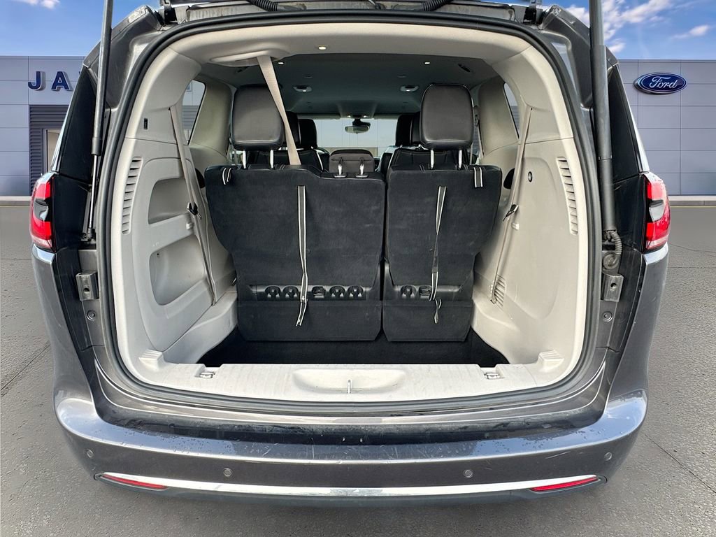 Used 2023 Chrysler Pacifica Touring-L FWD image 26