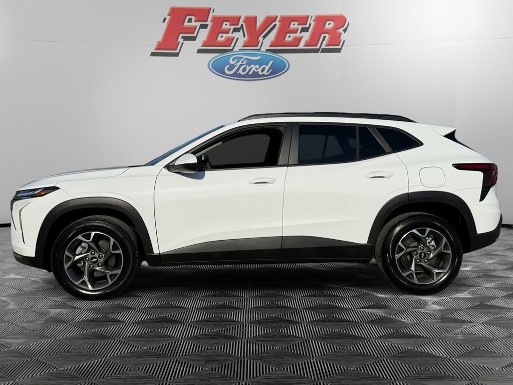 Used 2025 Chevrolet Trax LT FWD image 2