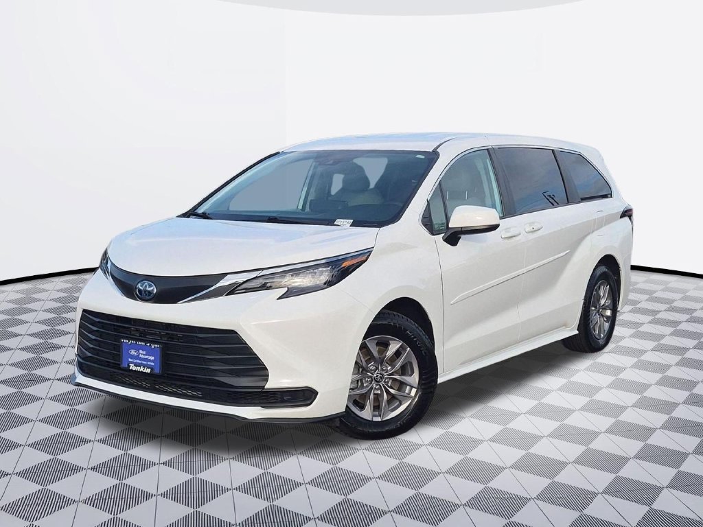 Used 2024 Toyota Sienna LE AWD/4WD image 2