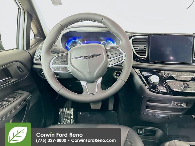 Used 2025 Chrysler Pacifica Select AWD/4WD image 21