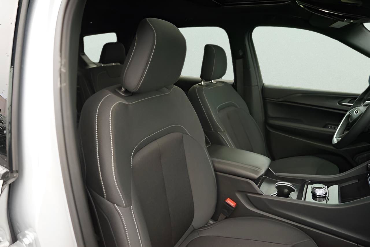 Used 2025 Jeep Grand Cherokee L Laredo w/ Luxury Tech Group I AWD/4WD image 22