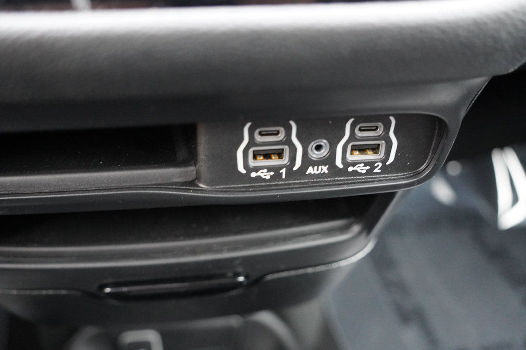 Used 2024 Chrysler Pacifica Limited FWD image 33