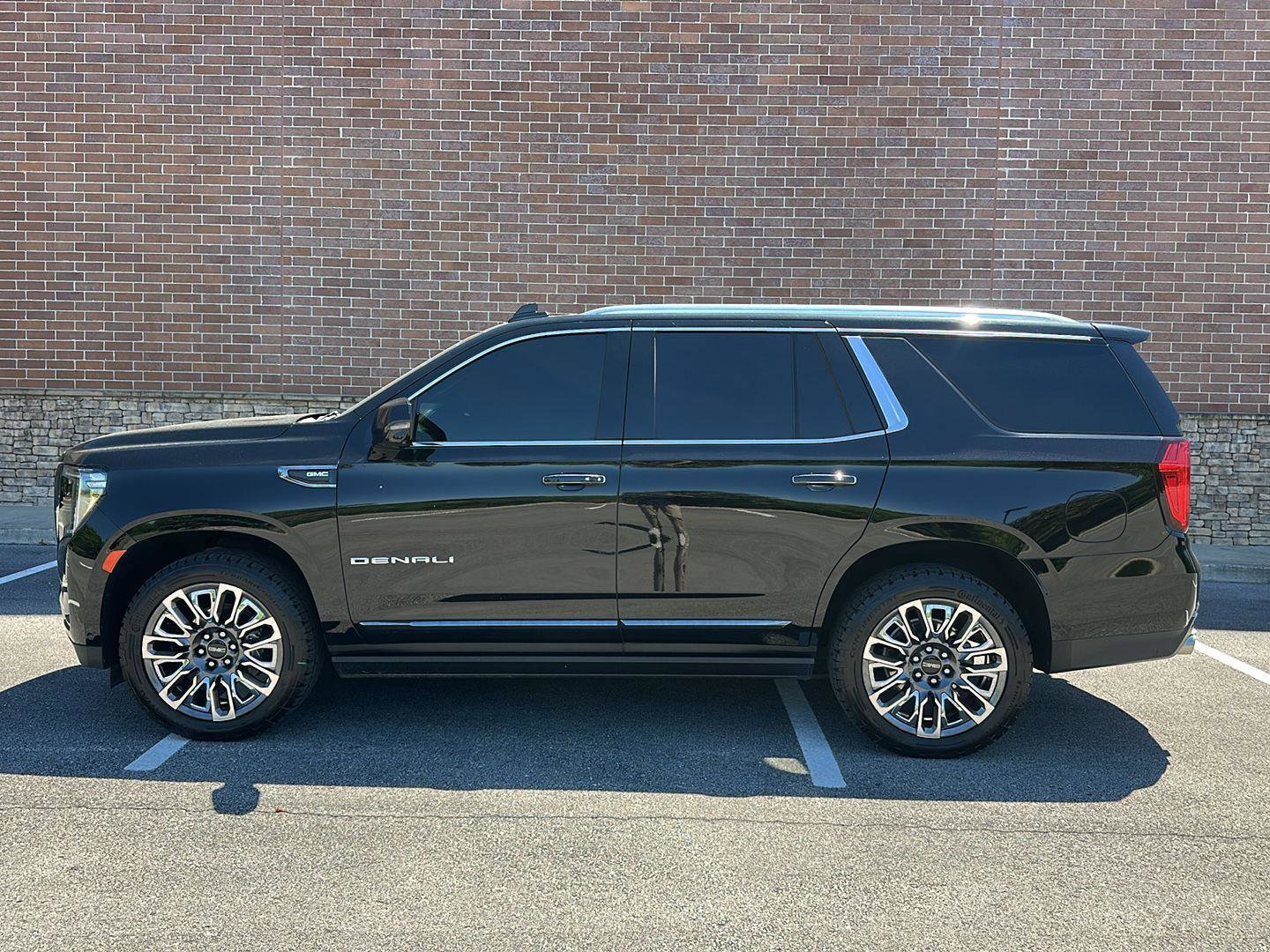 Used 2023 GMC Yukon Denali Ultimate AWD/4WD image 2